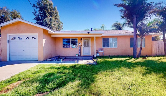Dog-friendly sunny duplex with pool, foosball, games, alfresco dining, & AC