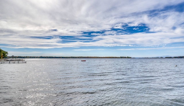 Dog-friendly sunset lake house on Lake Champlain with fast WiFi, W/D, & fishing