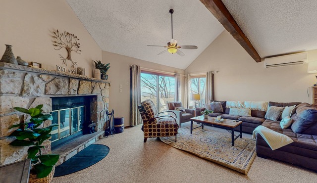 Dog-friendly townhouse with pool & hot tub - skiing right at the door
