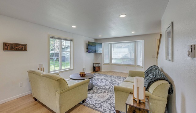 Dog-Friendly Townhome Near Stillaguamish River!