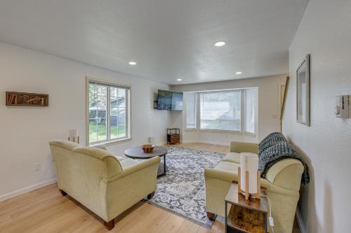 Dog-Friendly Townhome Near Stillaguamish River!