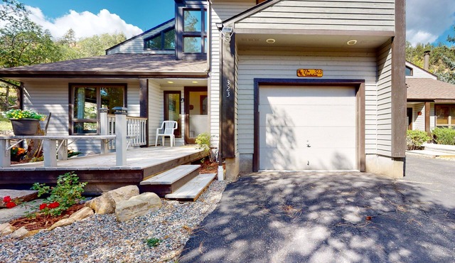 Dog-friendly townhome with mountain view, fireplace, patio, grill & W/D