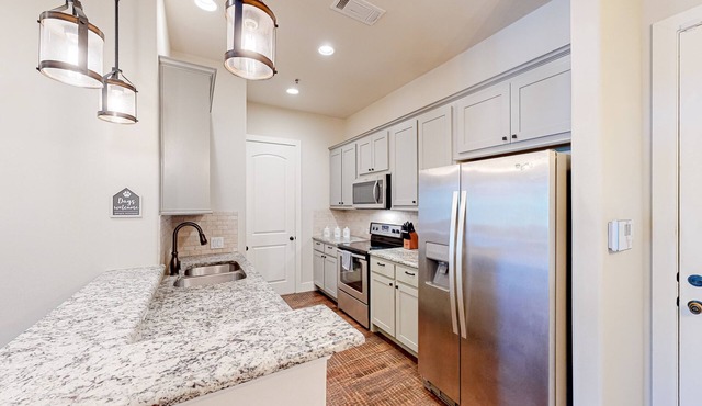 Dog-friendly townhouse near downtown & dog park with 2 balconies, W/D, & AC
