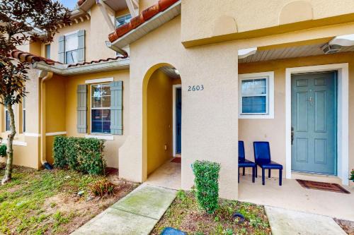 Dog-friendly townhouse near Disney with outdoor pool, patio, streaming, W/D, AC