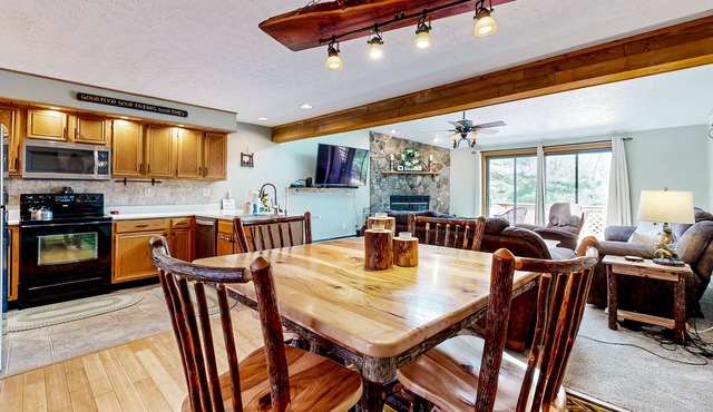 Dog-friendly townhouse with wood-burning fireplace, balcony & washer/dryer