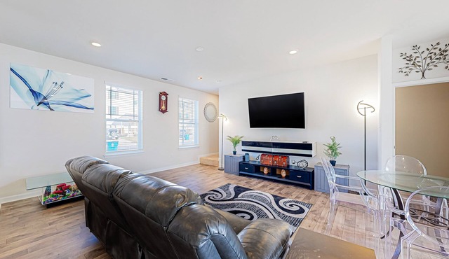 Dog-friendly townhouse with enclosed backyard, grill, streaming, fireplace, AC