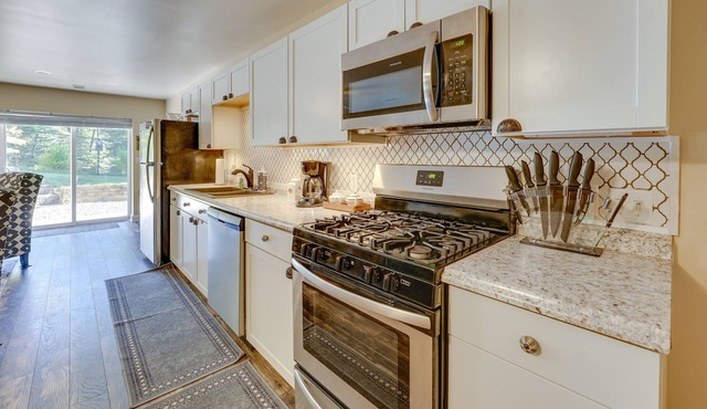 Dog-Friendly Twin Lake Rental 1 Mi to Lake Access