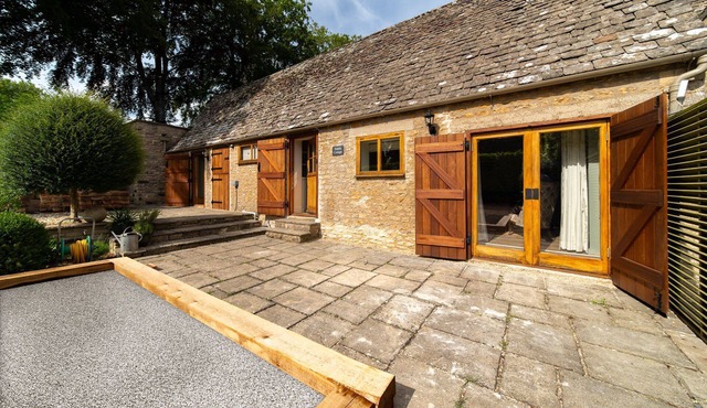 Dog friendly, two bedroom holiday cottage in heart of Cotswolds