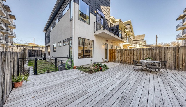 Dog-friendly, two story condo w/deck and outdoor dining area -near downtown