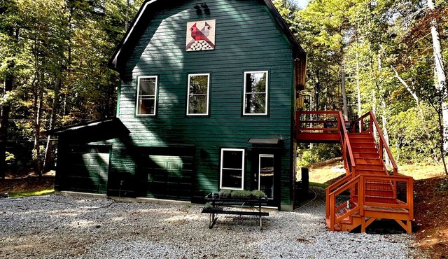 Dog Friendly Upscale Cottage with Treehouse Vibe Close to Town and Outdoor Fun