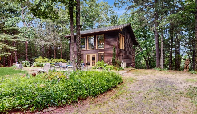 Dog-friendly mountain home with private hot-tub, fire-pit and pool table