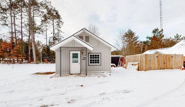Dog-friendly, tree-lined home on the snowmobile trail with streaming, W/D, & AC