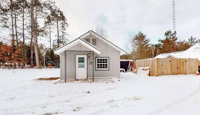 Dog-friendly, tree-lined home on the snowmobile trail with streaming, W/D, & AC