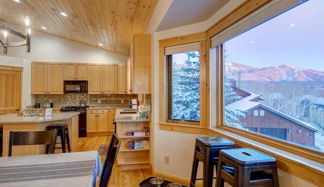 Dog Friendly! Epic Views-Spacious TH w/Garage-Quiet Setting & Neighborhood-W/D-Grill-Walk to Trails