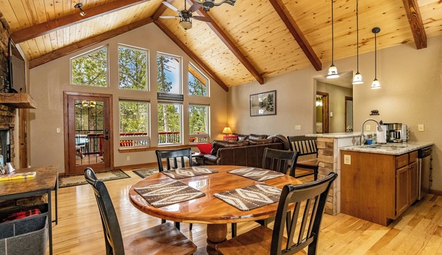 Dog Friendly w/Hot Tub, Fenced Deck & Yard, Garage, Bike Wash/Stand, Gas Firepit