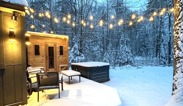 Dog-Friendly w/Hot Tub, Firepit near Kancamagus!