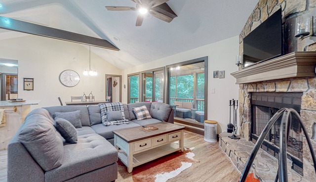 Dog Friendly waterfront cabin with, fireplace, pool table, grill & firepit