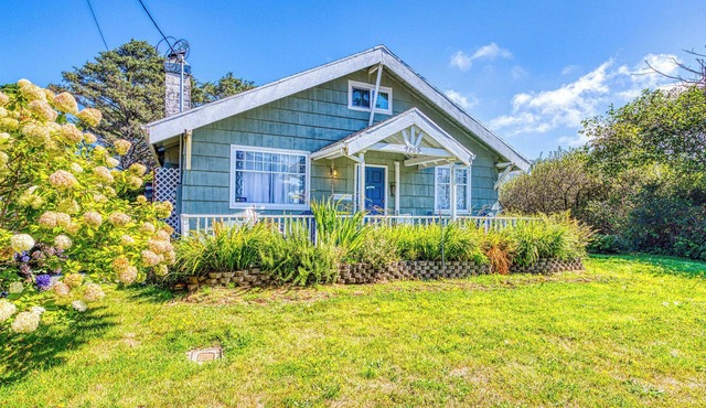 Dog friendly welcoming classic beach cottage with water views