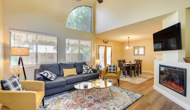 Dog-Friendly Yard! North Phoenix Family Retreat