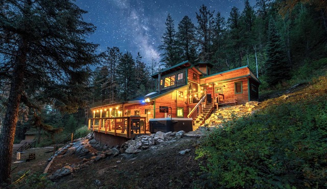Dog-Friendly Year-Round Creekside Cabin Hot Tub 5.8 Acres