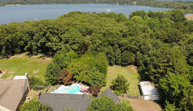 Dog lovers: Fenced yard, 2 king beds, lake access,