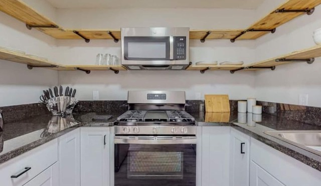 ⟫ Dog Run & Courtyard 2 Bedroom Apt w/King Bed W&D