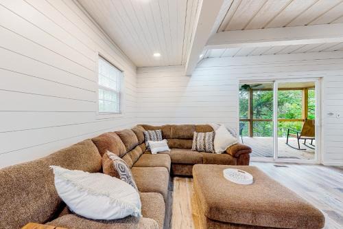 Dog Welcome Waterfront Home Sleeps 12 Firepit