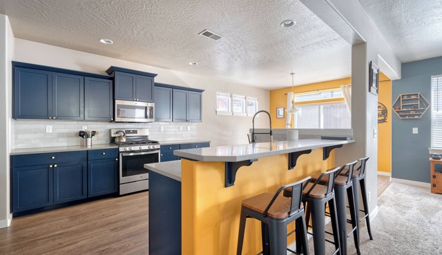 DogOk. Large Retreat, 3 King Beds. Fire pit