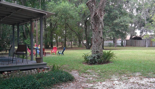 Dogs Give us 5 Stars! Rustic Home, HUGE Woodsy & Fenced Yard, Firepit, Close to Dining/Shops