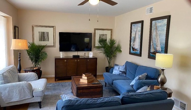 Dogs love the fenced backyard - 15 mins to Downtown