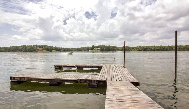 DOGS LOVE THIS LAKEFRONT COZY COTTAGE