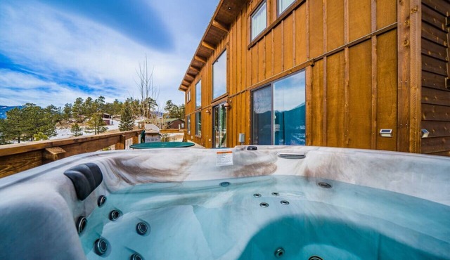 Dogs OK! Hot tub, king bed, views, & EV charger!