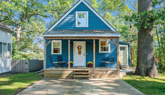 Dogs Stay Free! Updated 3-bedroom lakefront cottage in South Bend with Dock!