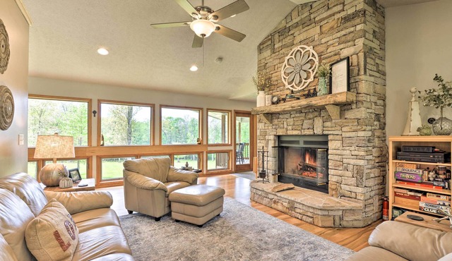 Dogs Welcome: Secluded Oakland Gem w/Hot Tub