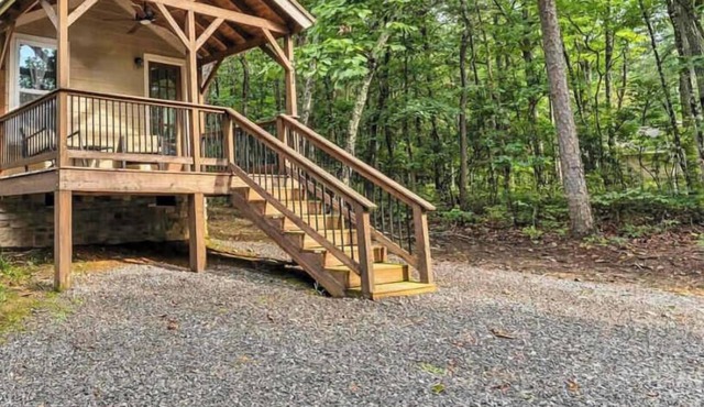 Dogwood Cottage with Private Fire Pit & Sleeps 6