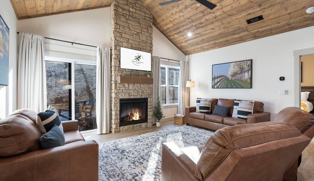 Dogwood Flats 🌲 Fire Pit 🔥 Hot Tub 💦 Lake Taneycomo Access