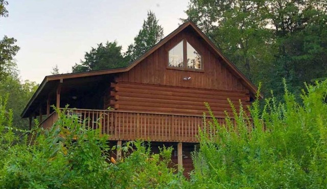 Dogwood Lodge- A beautiful three bedroom, two bath log cabin with Hot Tub! Hiking Trail & Cave on property!