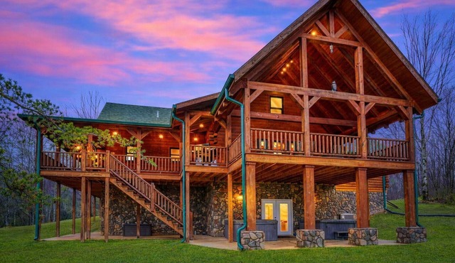 Dogwood Manor Hocking Hills: Family Friendly 8 bedrooms. WALK to Old Mans Cave!