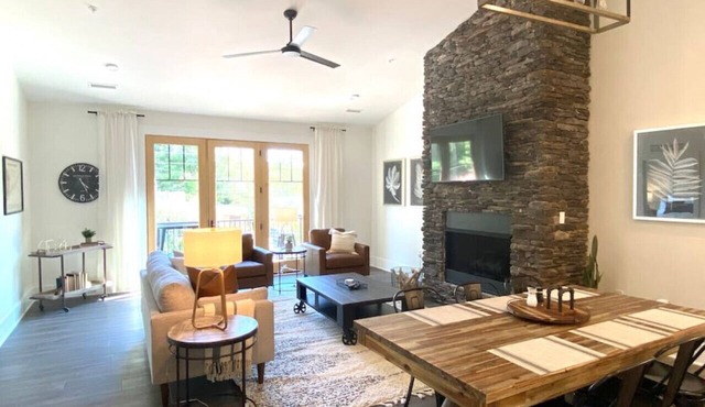 Dogwood on Main St, Downtown Blowing Rock, Balcony, Parking