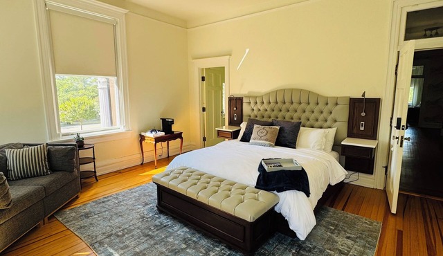 Dogwood Suite- Truitt Vanderbilt - King bed with bath and bistro
