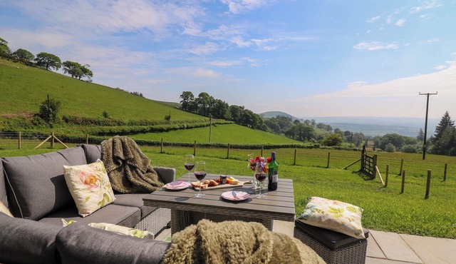 DOL BLODAU, pet friendly, luxury holiday cottage in Newbridge-On-Wye