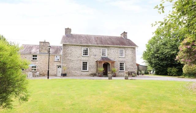 DOLAU FARMHOUSE, family friendly, with a garden in Lampeter
