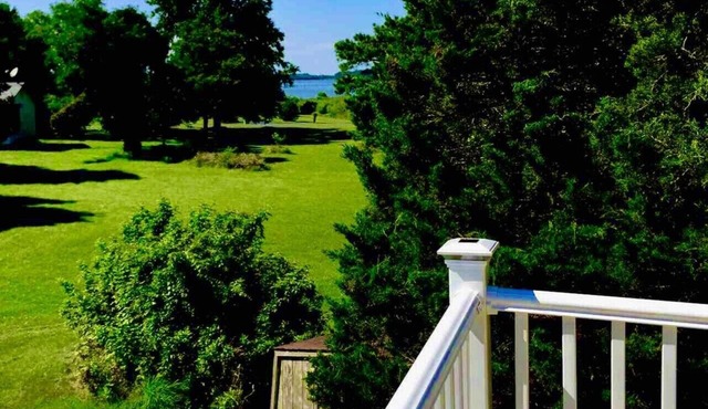 DOLCE VIDA -KENT ISLAND HOME WITH POOL AND OCEAN VIEW-sleeps 8-10-PETS ALLOWED.