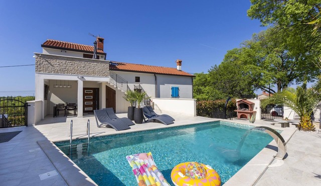 Dolce Vita Apartment 2 with shared Heated Pool near Poreč