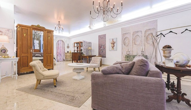 Dolce Vita downtown in a quiet street for sipping champagne