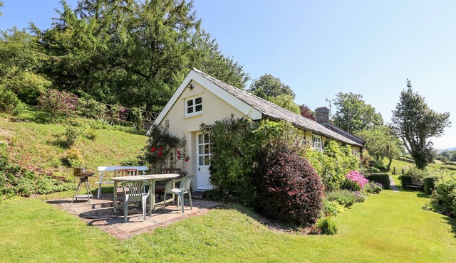 DOLGENAU HIR - THE BARN, pet friendly, with open fire in Trefeglwys