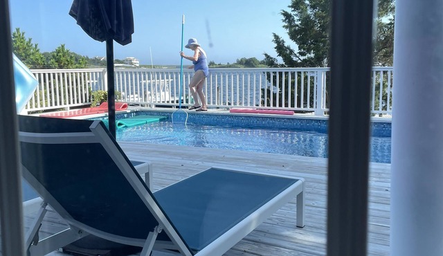 Dolled up salt box overlooking Moriches Bay, 20 minutes from Westhampton Beach