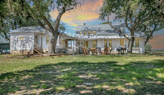 Dollhouse | 1/1 | King Bed | Pet Friendly w/Fee