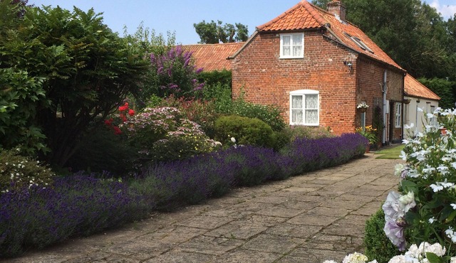 Dolls House Cottage - Self Contained Cottage, Beautiful Garden, Ample Parking
