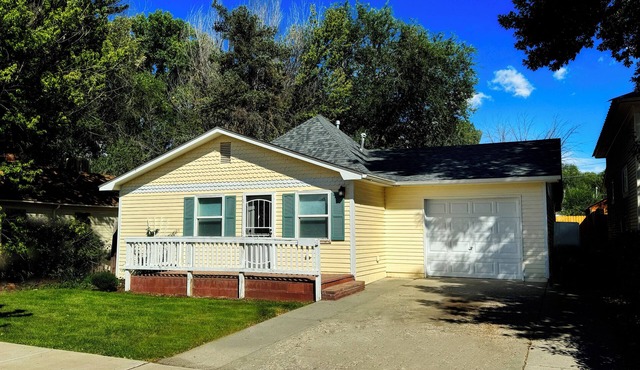 Dolly, Aztec's Adorned Abode - Downtown 3-bedroom with WiFi, privacy & charm